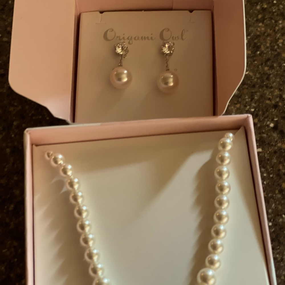 Origami owl pearl necklace and earrings. Great quality